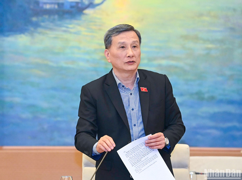 Chủ nhiệm Ủy ban Khoa học, Công nghệ và Môi trường Lê Quang Huy báo cáo một số vấn đề lớn về việc giải trình, tiếp thu, chỉnh lý dự thảo Luật Tài nguyên nước (sửa đổi). (Ảnh: DUY LINH)