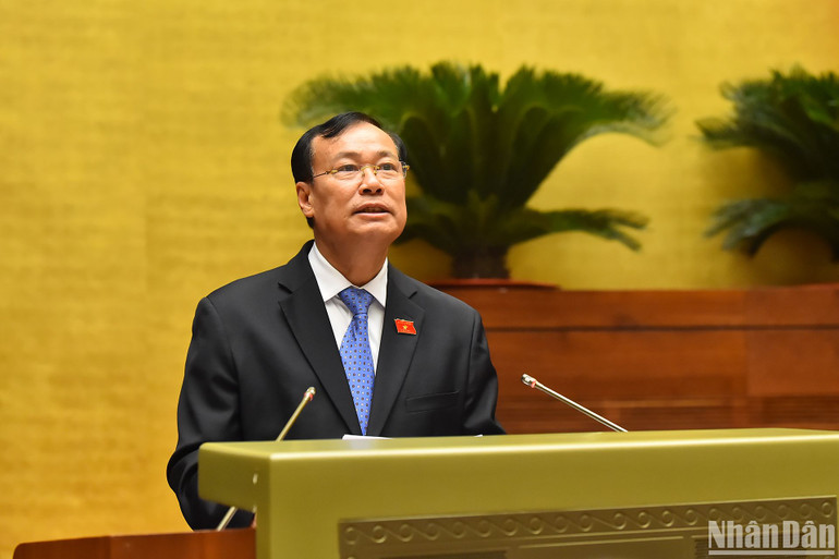 Chủ nhiệm Ủy ban Quốc phòng và An ninh của Quốc hội Lê Tấn Tới trình bày Báo cáo thẩm tra dự án Luật Dữ liệu. (Ảnh: THỦY NGUYÊN)