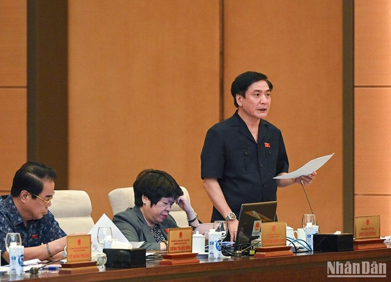 Tổng Thư ký Quốc hội, Chủ nhiệm Văn phòng Quốc hội Bùi Văn Cường trình bày báo cáo tổng kết Kỳ họp thứ 5 và cho ý kiến bước đầu về việc chuẩn bị Kỳ họp thứ 6, Quốc hội khóa XV. (Ảnh: DUY LINH) Tổng Thư ký Quốc hội, Chủ nhiệm Văn phòng Quốc hội Bùi Văn Cường trình bày báo cáo tổng kết Kỳ họp thứ 5 và cho ý kiến bước đầu về việc chuẩn bị Kỳ họp thứ 6, Quốc hội khóa XV. (Ảnh: DUY LINH)