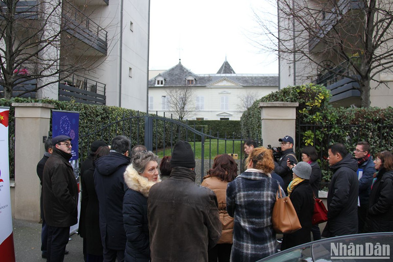 Trường chính trị của Đảng Cộng sản Pháp ở thành phố Choissy-le-Roi là nơi lưu trú của Đoàn đàm phán Việt Nam Dân chủ Cộng hòa trong thời gian diễn ra đàm phán Hiệp định Paris.