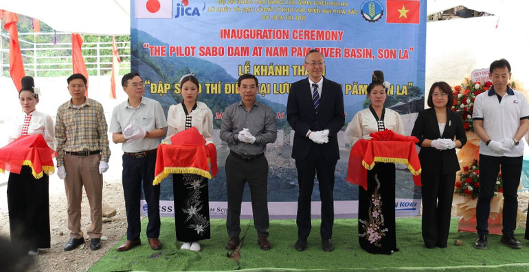 Các đại biểu cắt băng khánh thành đập Sabo lưu vực Nặm Păm. (Ảnh: THẾ ĐOÀN)