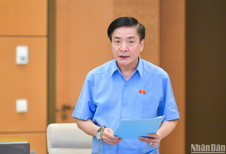 Tổng Thư ký Quốc hội, Chủ nhiệm Văn phòng Quốc hội Bùi Văn Cường báo cáo tại phiên họp. (Ảnh: DUY LINH)