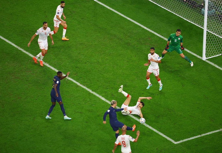Tình huống Antoine Griezmann ghi bàn vào lưới Tunisia. (Ảnh: Reuters)