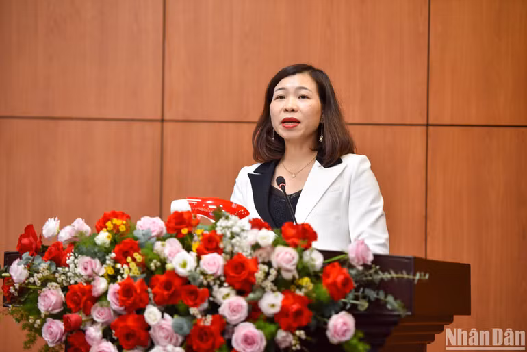 PGS, TS Nguyễn Thị Trường Giang, Phó Giám đốc Học viện Báo chí và Tuyên truyền nhấn mạnh vai trò của đào tạo nhân lực số trong bối cảnh hiện nay. (Ảnh: NHẬT QUANG) PGS, TS Nguyễn Thị Trường Giang, Phó Giám đốc Học viện Báo chí và Tuyên truyền nhấn mạnh vai trò của đào tạo nhân lực số trong bối cảnh hiện nay. (Ảnh: NHẬT QUANG)