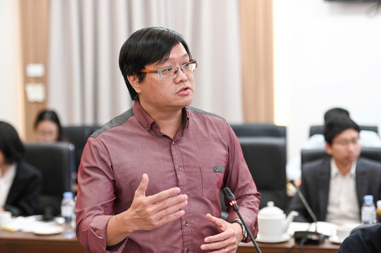 Nghệ sĩ thị giác Nguyễn Thế Sơn chia sẻ tại hội thảo. Ảnh: BÙI GIANG-KHẮC ANH