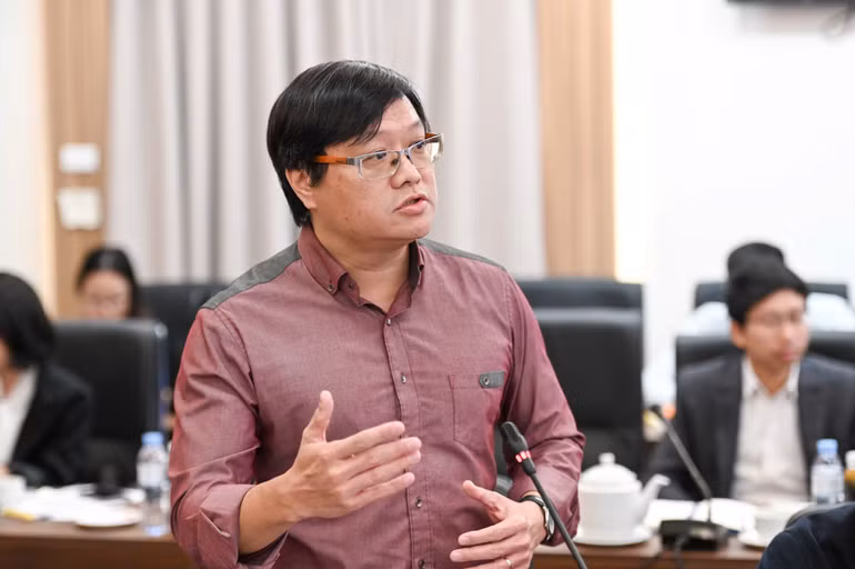 Nghệ sĩ thị giác Nguyễn Thế Sơn chia sẻ tại hội thảo. Ảnh: BÙI GIANG-KHẮC ANH Nghệ sĩ thị giác Nguyễn Thế Sơn chia sẻ tại hội thảo. Ảnh: BÙI GIANG-KHẮC ANH