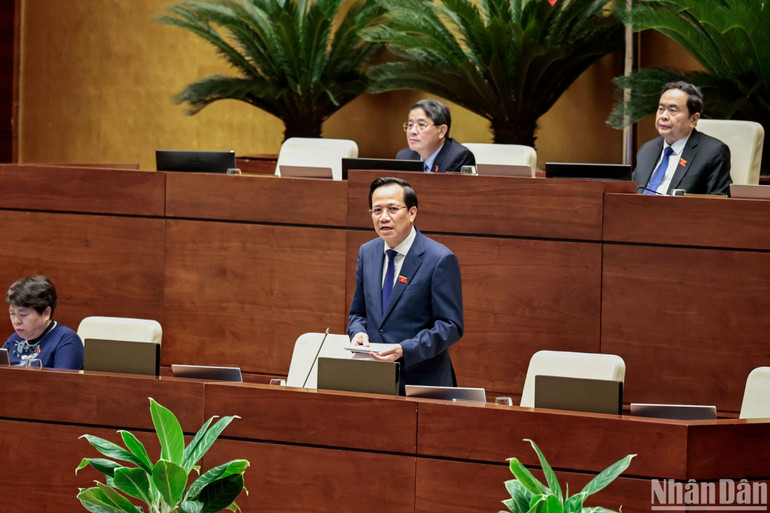 Bộ trưởng Đào Ngọc Dung giải trình, làm rõ ý kiến đại biểu Quốc hội nêu. (Ảnh: DUY LINH) Bộ trưởng Đào Ngọc Dung giải trình, làm rõ ý kiến đại biểu Quốc hội nêu. (Ảnh: DUY LINH)