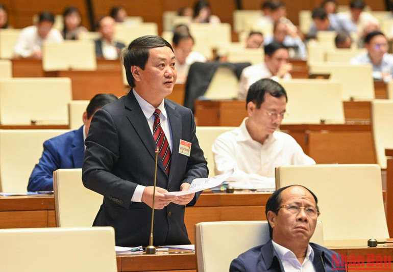 Bộ trưởng, Chủ nhiệm Ủy ban Dân tộc Hầu A Lềnh phát biểu tại phiên họp. (Ảnh: DUY LINH)