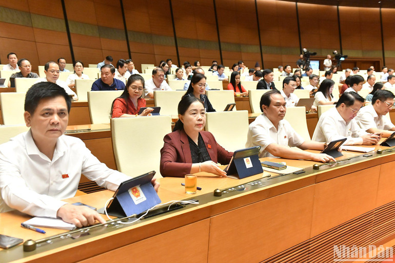 Đại biểu Quốc hội bấm nút biểu quyết thông qua Luật sửa đổi, bổ sung một số điều của Luật Cảnh vệ. (Ảnh: ĐĂNG KHOA) Đại biểu Quốc hội bấm nút biểu quyết thông qua Luật sửa đổi, bổ sung một số điều của Luật Cảnh vệ. (Ảnh: ĐĂNG KHOA)