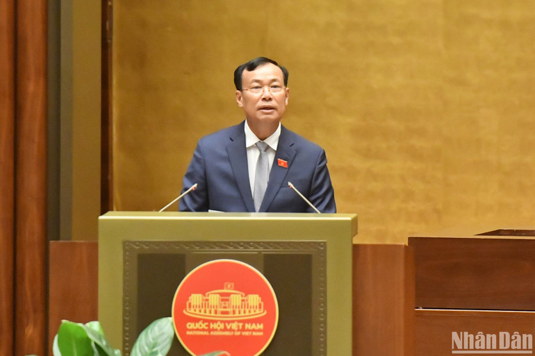 Chủ nhiệm Ủy ban Quốc phòng và An ninh Lê Tấn Tới báo cáo giải trình, tiếp thu, chỉnh lý dự thảo Luật trước khi Quốc hội biểu quyết thông qua. (Ảnh: ĐĂNG KHOA) Chủ nhiệm Ủy ban Quốc phòng và An ninh Lê Tấn Tới báo cáo giải trình, tiếp thu, chỉnh lý dự thảo Luật trước khi Quốc hội biểu quyết thông qua. (Ảnh: ĐĂNG KHOA)