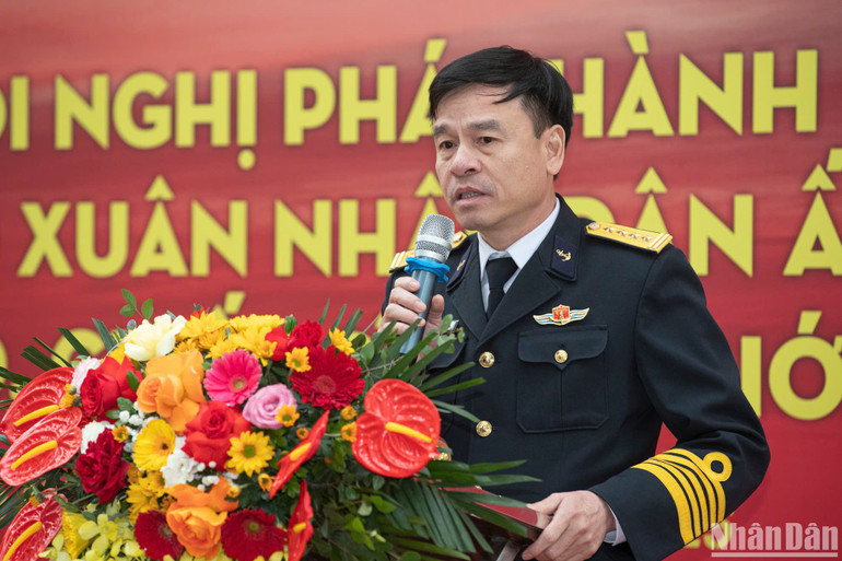 Đại tá Nguyễn Công Thắng, Phó Chủ nhiệm Chính trị Quân chủng Hải quân, đại diện các đơn vị nhận báo Xuân phát biểu. (Ảnh: SƠN TÙNG)