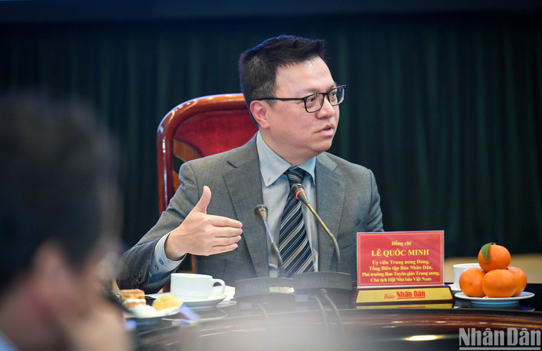 Tổng Biên tập Lê Quốc Minh gợi mở nhiều phương hướng, giải pháp cụ thể để đội ngũ phóng viên, biên tập viên trẻ nâng cao hiệu quả công tác chuyên môn, rèn luyện bản lĩnh, ý chí, tinh thần xung kích. (Ảnh: THÀNH ĐẠT)