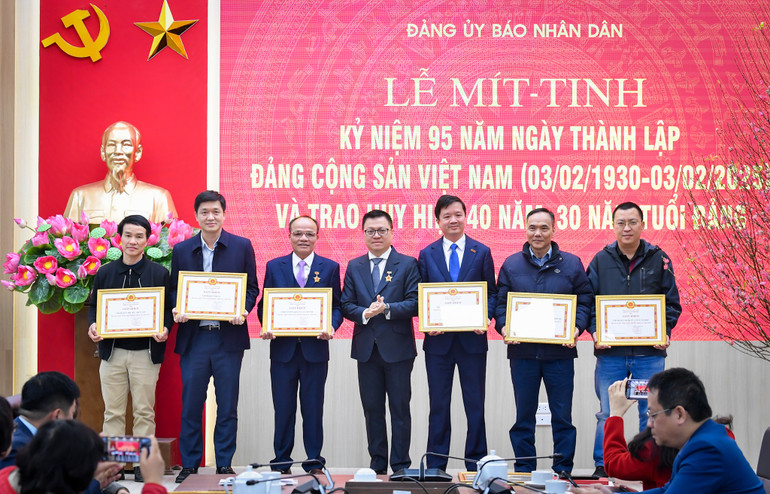 Đồng chí Lê Quốc Minh, Tổng Biên tập, Bí thư Đảng ủy Báo Nhân Dân trao Giấy khen tặng 6 đảng bộ, chi bộ trực thuộc đạt tiêu chuẩn “Hoàn thành xuất sắc nhiệm vụ” năm 2024. (Ảnh: THÀNH ĐẠT)