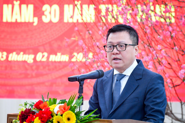 Đồng chí Lê Quốc Minh, Tổng Biên tập, Bí thư Đảng ủy Báo Nhân Dân đọc diễn văn kỷ niệm 95 năm Ngày thành lập Đảng tại buổi lễ. (Ảnh: THÀNH ĐẠT)