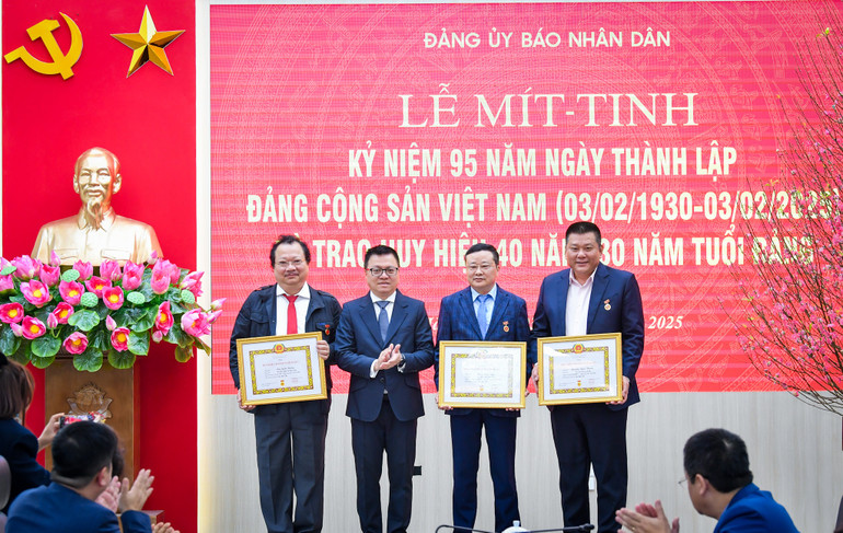 Đồng chí Lê Quốc Minh, Tổng Biên tập, Bí thư Đảng ủy Báo Nhân Dân trao Huy hiệu 30 năm tuổi Đảng tặng các đảng viên của Đảng bộ Báo Nhân Dân. (Ảnh: THÀNH ĐẠT)
