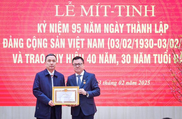 Đồng chí Lê Quốc Minh, Tổng Biên tập, Bí thư Đảng ủy Báo Nhân Dân trao Bằng khen của Đảng ủy Khối các cơ quan Trung ương cho đảng viên thuộc Đảng bộ Báo Nhân Dân có thành tích hoàn thành xuất sắc nhiệm vụ 5 năm liền (2019-2023). (Ảnh: THÀNH ĐẠT)