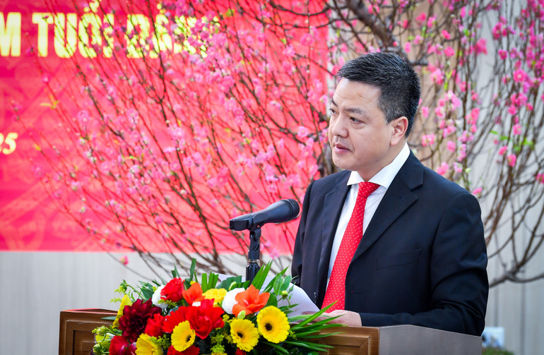 Đồng chí Phan Huy Thắng, Ủy viên Ban Thường vụ, Phó Trưởng Ban Tổ chức Đảng ủy Báo Nhân Dân công bố quyết định tăng Huy hiệu 40 năm, 30 năm tuổi Đảng và các quyết định khen thưởng của Đảng ủy Khối các cơ quan Trung ương. (Ảnh: THÀNH ĐẠT)