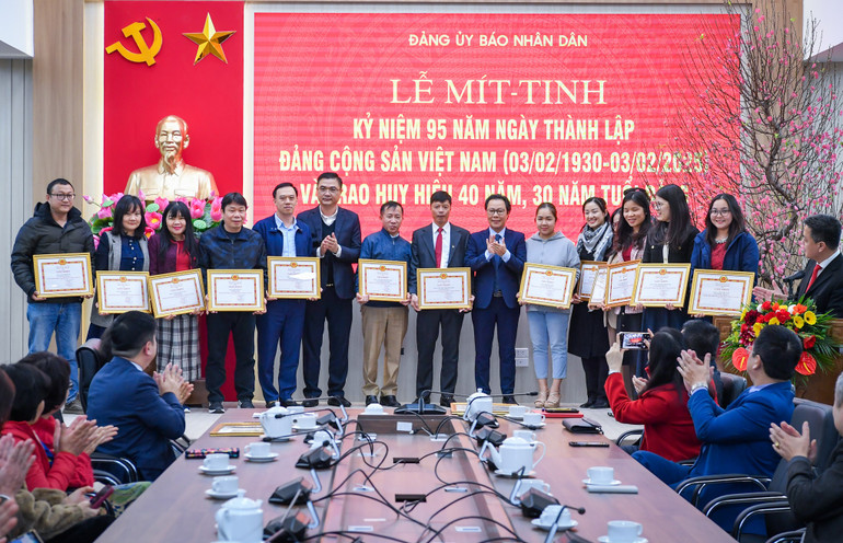 Trao Giấy khen tặng các đảng viên hoàn thành xuất sắc nhiệm vụ năm 2024. (Ảnh: THÀNH ĐẠT)