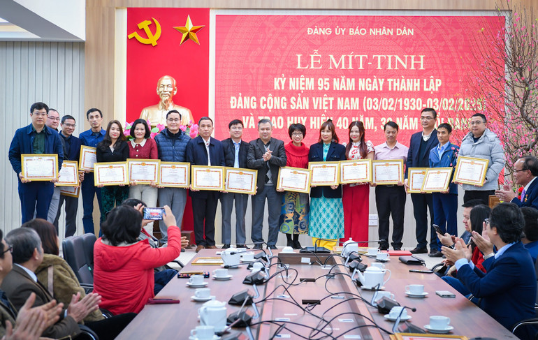 Trao Giấy khen tặng các đảng viên hoàn thành xuất sắc nhiệm vụ năm 2024. (Ảnh: THÀNH ĐẠT)