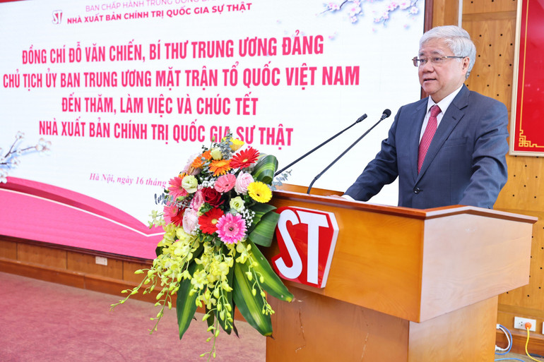 Chủ tịch Ủy ban Trung ương Mặt trận Tổ quốc Việt Nam Đỗ Văn Chiến gửi lời chúc mừng năm mới tới toàn thể cán bộ, viên chức, người lao động Nhà xuất bản Chính trị quốc gia Sự thật.
