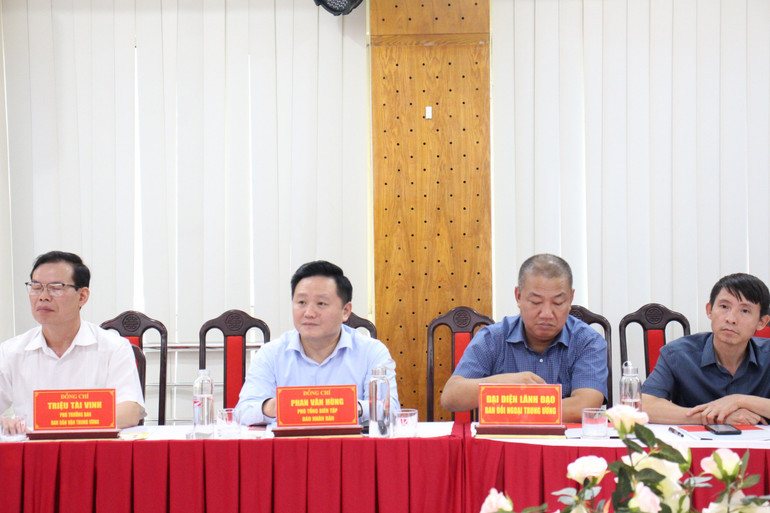 Các đại biểu dự buổi lễ.