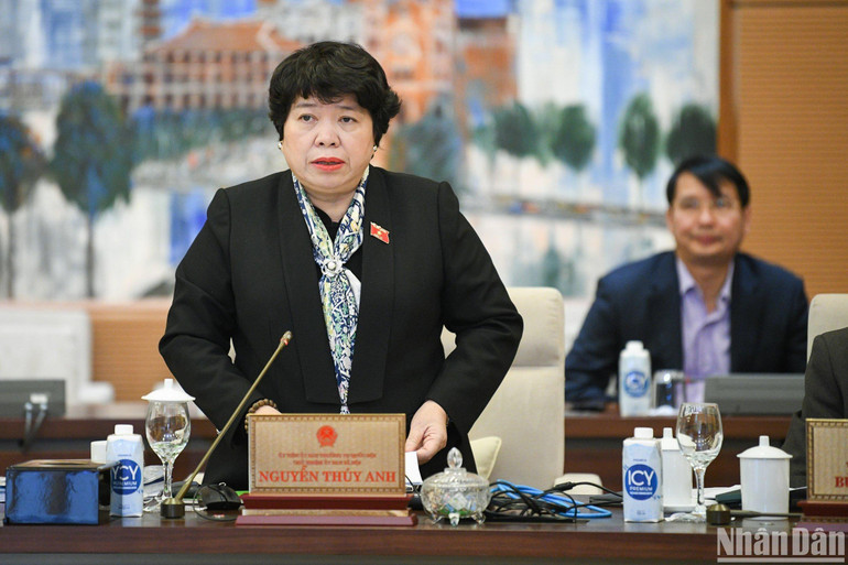 Chủ nhiệm Ủy ban Xã hội của Quốc hội Nguyễn Thúy Anh báo cáo tóm tắt dự kiến tiếp thu, giải trình và chỉnh lý một số nội dung lớn của dự thảo Luật tại phiên họp. (Ảnh: DUY LINH)