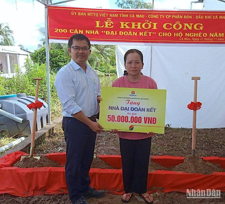 Đơn vị tài trợ trao tượng trưng hỗ trợ nhà Đại đoàn kết cho hộ nghèo có hoàn cảnh khó khăn về nhà ở tại Cà Mau.