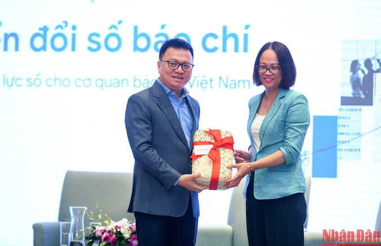 Đại diện Ban tổ chức tặng quà lưu niệm cho các diễn giả tham gia Phiên thảo luận.