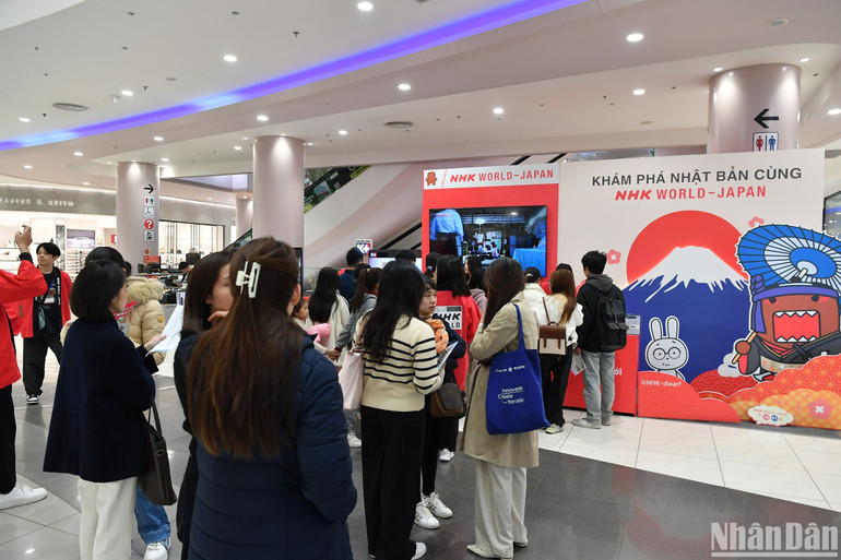 Đông đảo bạn trẻ tham gia các trò chơi tương tác tại sự kiện. (Ảnh: THÀNH ĐẠT) Đông đảo bạn trẻ tham gia các trò chơi tương tác tại sự kiện. (Ảnh: THÀNH ĐẠT)