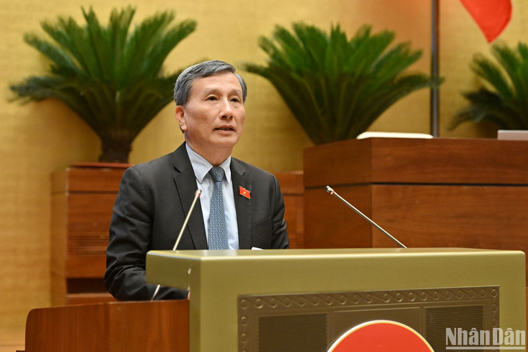 Chủ nhiệm Ủy ban Khoa học, Công nghệ và Môi trường Lê Quang Huy trình bày báo cáo thẩm tra. (Ảnh: THỦY NGUYÊN)