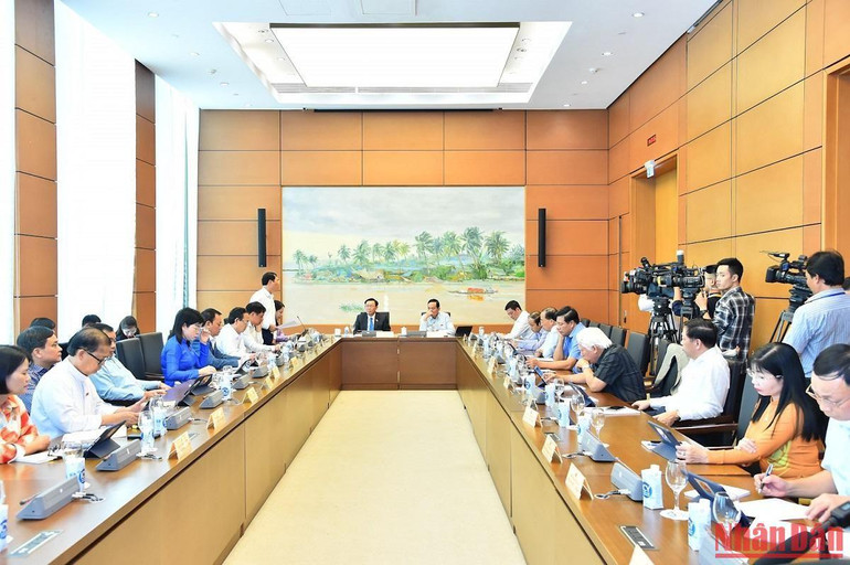 Quang cảnh phiên thảo luận ở Tổ 12. (Ảnh: THỦY NGUYÊN)