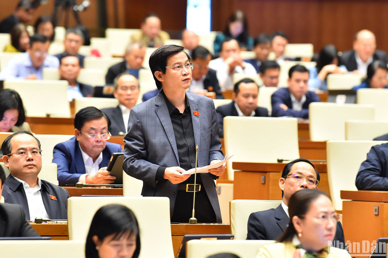 Đại biểu Lê Văn Cường - Đoàn đại biểu Quốc hội tỉnh Thanh Hóa nhấn mạnh vai trò quan trọng của Hội đồng Y khoa quốc gia.