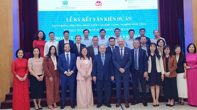 Các đại biểu chụp ảnh lưu niệm tại Lễ ký kết.