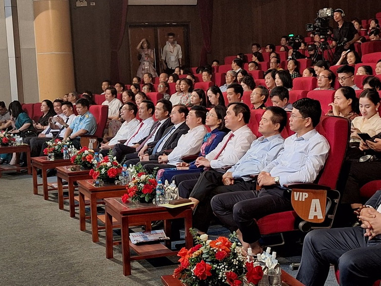 Các đại biểu tham dự chương trình.