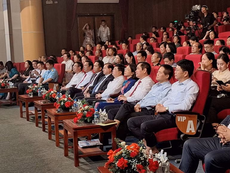 Các đại biểu tham dự chương trình.