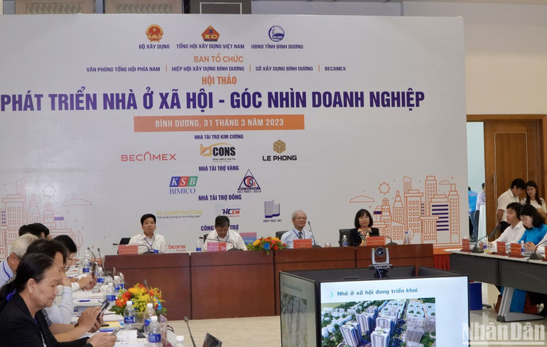 Các đại biểu chủ trì hội thảo.