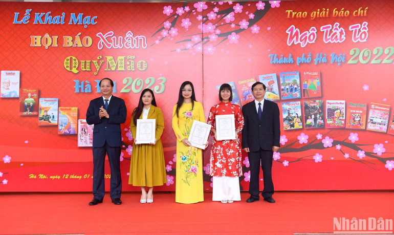 Trao giải Nhất cho 3 tác giả đoạt Giải báo chí Ngô Tất Tố - Thành phố Hà Nội năm 2022. (Ảnh: THÀNH ĐẠT)