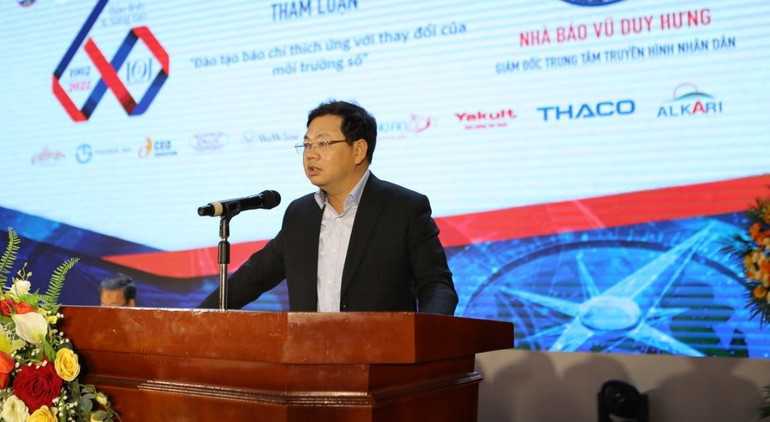 Nhà báo Vũ Duy Hưng, Giám đốc Trung tâm Truyền hình Nhân Dân, trình bày tham luận tại Hội thảo.