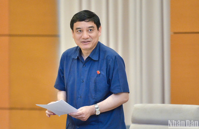 Chủ nhiệm Ủy ban Văn hóa, Giáo dục Nguyễn Đắc Vinh phát biểu. (Ảnh: DUY LINH)