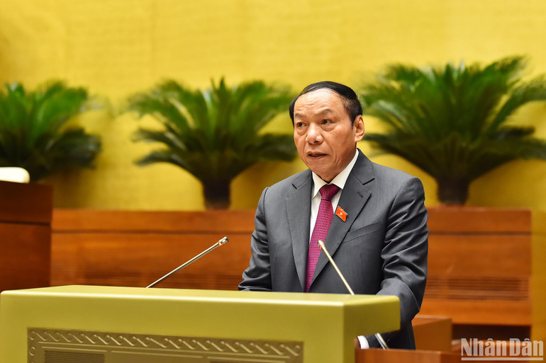 Bộ trưởng Văn hóa, Thể thao và Du lịch Nguyễn Văn Hùng trình bày tờ trình về chủ trương đầu tư Chương trình mục tiêu quốc gia về phát triển văn hóa giai đoạn 2025-2035. (Ảnh: THỦY NGUYÊN)