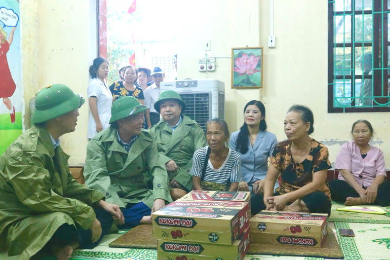 Lãnh đạo tỉnh và thành phố Nam Định thăm, tặng quà, động viên người dân phải di dời tránh bão. (Ảnh: XUÂN TRƯỜNG) Lãnh đạo tỉnh và thành phố Nam Định thăm, tặng quà, động viên người dân phải di dời tránh bão. (Ảnh: XUÂN TRƯỜNG)