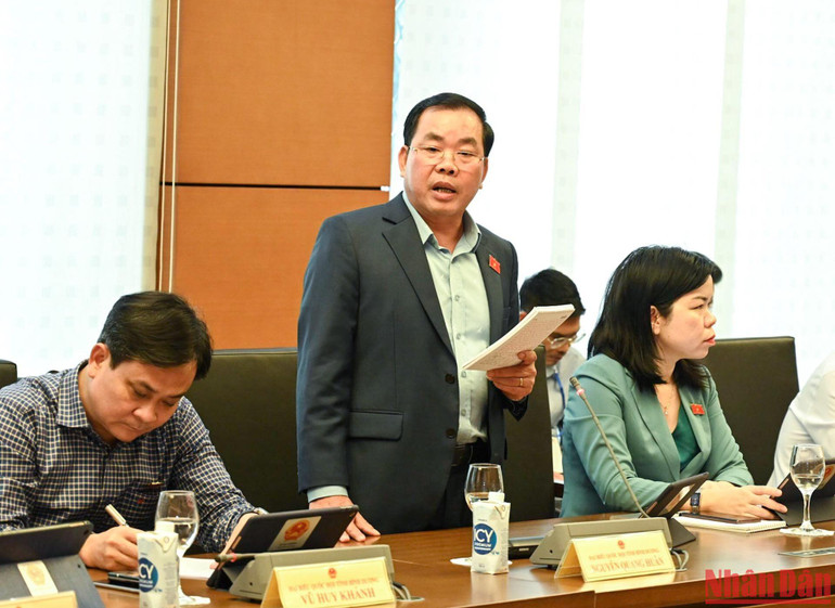 Đại biểu Nguyễn Quang Huân phát biểu trong phiên thảo luận ở Tổ 12. (Ảnh: DUY LINH) Đại biểu Nguyễn Quang Huân phát biểu trong phiên thảo luận ở Tổ 12. (Ảnh: DUY LINH)