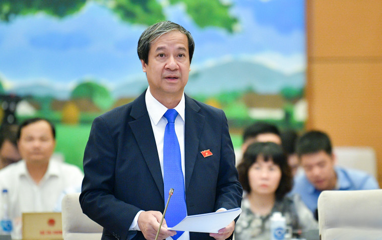 Bộ trưởng Giáo dục và Đào tạo Nguyễn Kim Sơn báo cáo tại phiên họp.