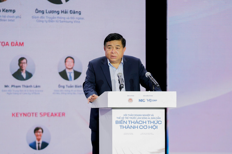 Bộ trưởng Kế hoạch và Đầu tư Nguyễn Chí Dũng, Phó Trưởng ban Thường trực Ban Chỉ đạo quốc gia về phát triển ngành công nghiệp bán dẫn phát biểu tại hội thảo. Bộ trưởng Kế hoạch và Đầu tư Nguyễn Chí Dũng, Phó Trưởng ban Thường trực Ban Chỉ đạo quốc gia về phát triển ngành công nghiệp bán dẫn phát biểu tại hội thảo.