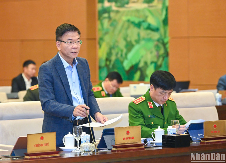 Bộ trưởng Tư pháp Lê Thành Long trình bày tờ trình của Chính phủ tại phiên họp. (Ảnh: DUY LINH)