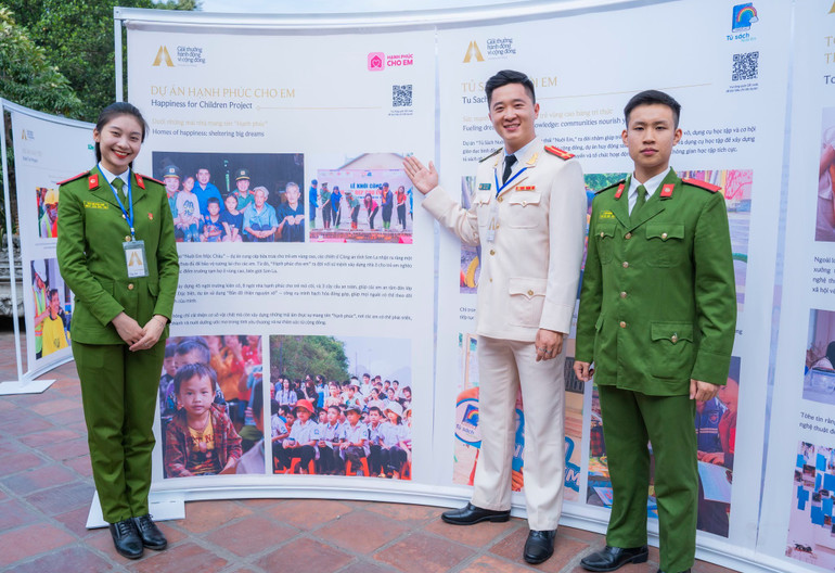 Các cán bộ chiến sĩ Ban Thanh niên Công an tỉnh Sơn La chụp hình bên Dự án "Hạnh phúc cho em" trong khuôn khổ Triển lãm "Hành động vì Cộng đồng" và vòng chung kết Giải thưởng Human Act Prize 2024 tại Văn Miếu - Quốc Tử Giám, Hà Nội, ngày 22/11.