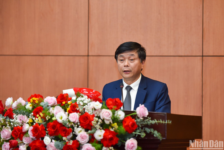 PGS, TS Phạm Minh Sơn, Giám đốc Học viện Báo chí và Tuyên truyền phát biểu tổng kết hội thảo. (Ảnh: NHẬT QUANG)