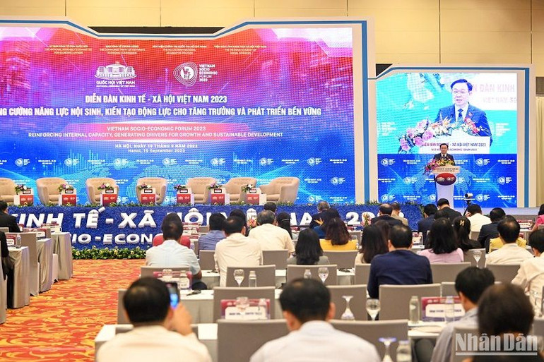 Chủ tịch Quốc hội cho biết, bên cạnh củng cố, làm mới các động lực tăng trưởng hiện hữu, Diễn đàn cũng nhấn mạnh phải phát hiện, khai thác hiệu quả những động lực tăng trưởng mới. (Ảnh: DUY LINH) Chủ tịch Quốc hội cho biết, bên cạnh củng cố, làm mới các động lực tăng trưởng hiện hữu, Diễn đàn cũng nhấn mạnh phải phát hiện, khai thác hiệu quả những động lực tăng trưởng mới. (Ảnh: DUY LINH)