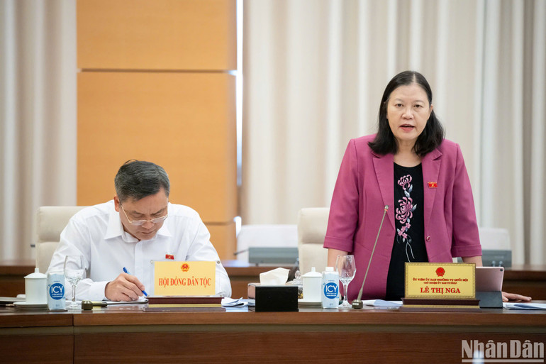 Phát biểu ý kiến tại phiên họp, dẫn thực tế giá nhà đất và chung cư được đẩy lên rất cao khiến người lao động khó tiếp cận, Chủ nhiệm Ủy ban Tư pháp Lê Thị Nga đề nghị Chính phủ cần chỉ đạo các cơ quan chức năng làm sao quản lý tốt về giá, giúp thị trường bất động sản hoạt động ổn định. (Ảnh: DUY LINH)