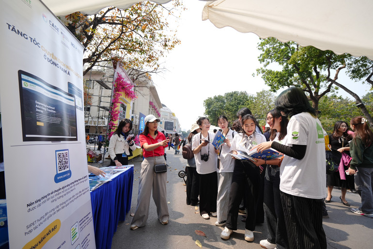Đông đảo các bạn trẻ tham gia tìm hiểu thông tin về chuyển dịch xanh tại sự kiện.